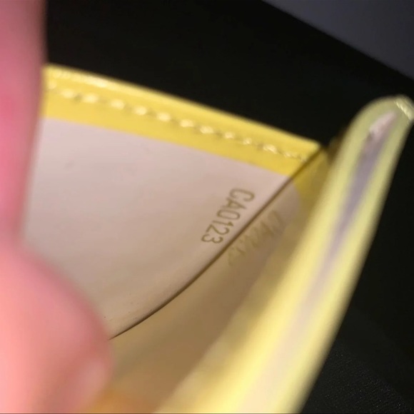 Runway Limited Edition Cardholder - Picture 7 of 10